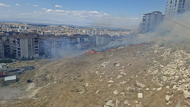 Malatya'da Kuru Ot Yangını Paniği! Mahalle Duman Altında Kaldı