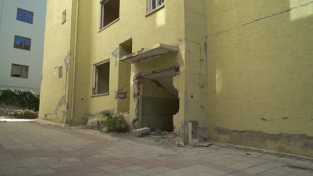 Malatya'da Metruk Bina Tepkisi! Çocuklar Sokakta Oynamaya Korkuyor