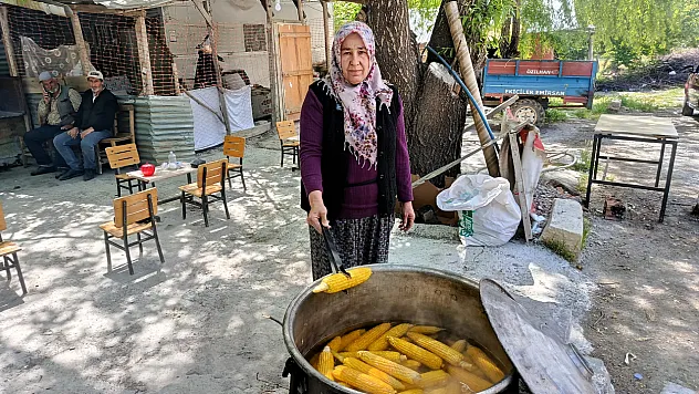 Malatya'da Mısır Tezgahıyla Ailesini Ayakta Tutuyor!