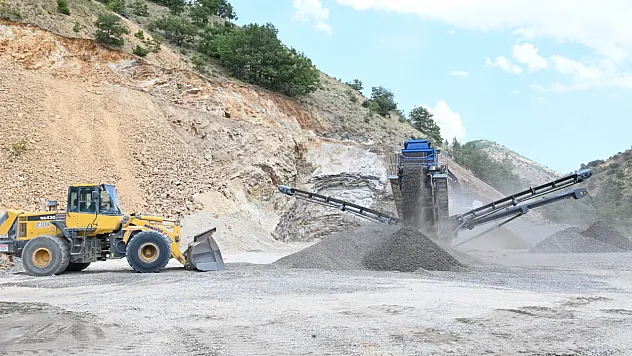 Malatya'da Mobil Konkasör Dönemi! Üç İlçede Yol Malzemesi Sahada Üretiliyor