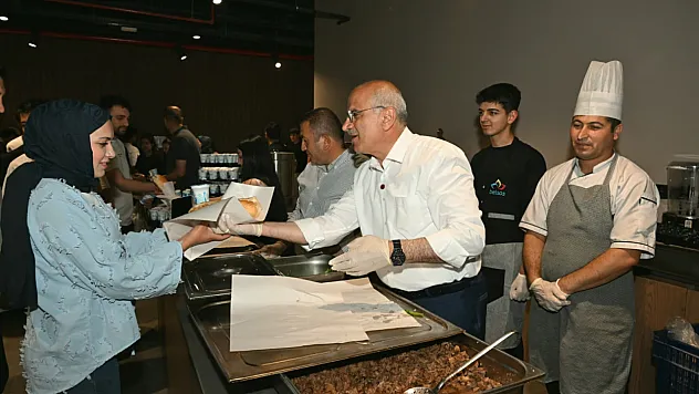 Malatya'da Öğrencilere Moral Desteği! Başkan Sami Er Kütüphanede Gençlerle Buluştu