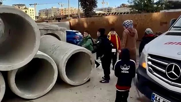 Malatya'da Okul Girişine Bırakılan Beton Künkler Tehlike Saçıyor