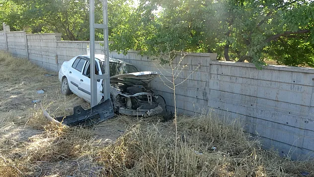 Malatya'da Otomobil Bahçe Duvarına Çarptı