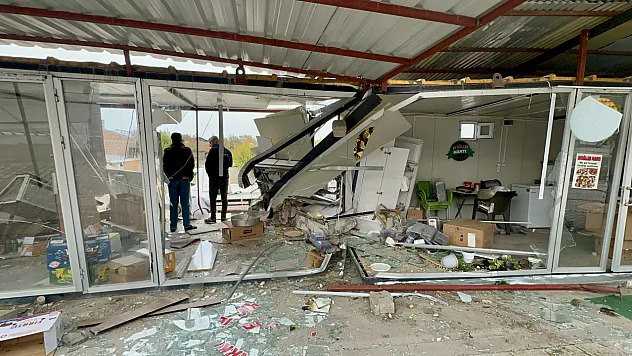 Malatya'da Otomobil Konteyner İşyerlerine Daldı