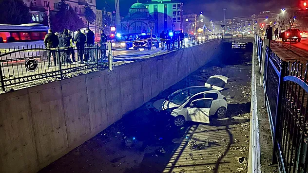 Malatya'da Otomobil Sulama Kanalına Uçtu! 1  Yaralı