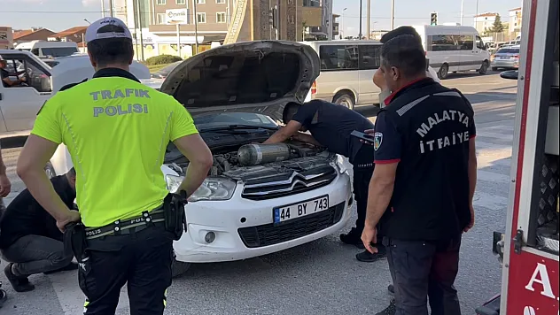 Malatya'da Otomobilde Mahsur Kalan Yavru Kedi Kurtarıldı