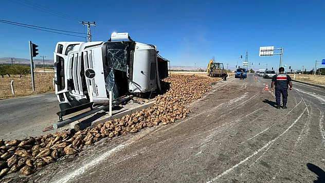 Malatya'da Pancar Yüklü Tır Devrildi