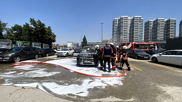Malatya'da Park Halindeki Araç Alev Aldı! Otoparkta Panik Yaşandı