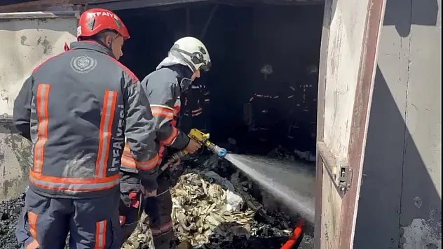 Malatya'da Peş Peşe Yangın Alarmı! Fabrika ve Odunlukta Alevler Yükseldi