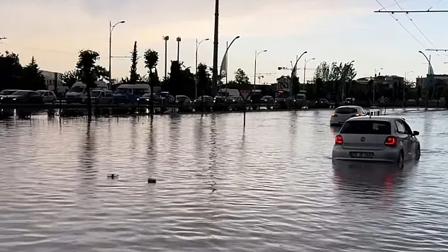 Malatya'da sağanak yağış hayatı felç etti