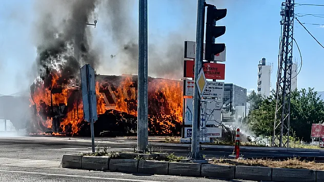 Malatya'da Saman Yüklü Tır Küle Döndü! Patlama Sesleri Paniğe Neden Oldu