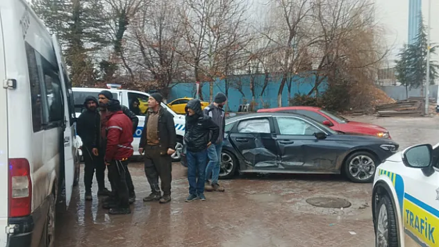 Malatya'da Şantiye Minibüsü ile Otomobil Çarpıştı: 2 Yaralıl Var!