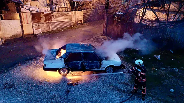 Malatya'da Şaşırtan Yangın! Babasına Kızdı, Aracı Ateşe Verdi!