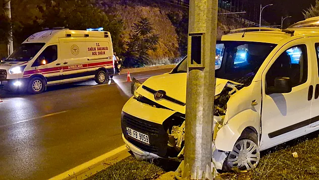 Malatya'da Şiddetli Çarpışma! Aydınlatma Direğine Vuran Araçta 2 Yaralı