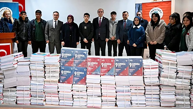 Malatya'da Sınav Adaylarına 1135 Kaynak Kitap Dağıtıldı!