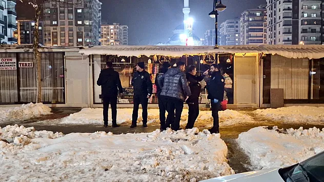 Malatya'da Sokak Ortasında Kanlı Hesaplaşma: 3 Kişi Yaralandı!