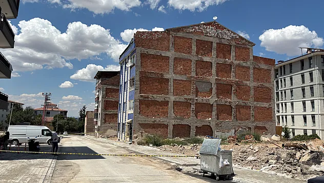 Malatya'da Tedirgin Eden Olay! Kolon Sesleri Sonrası Bina Mühürlendi
