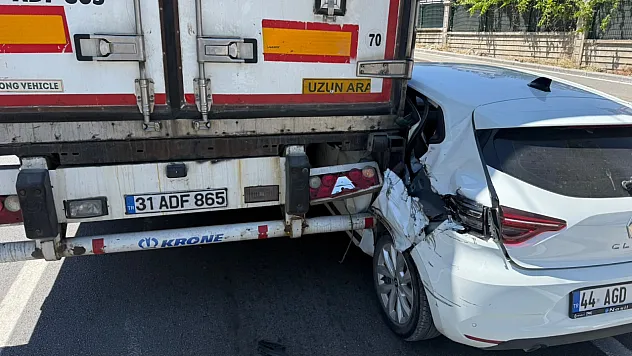 Malatya'da Tırla Çarpışan Otomobil Ağır Hasar Aldı!