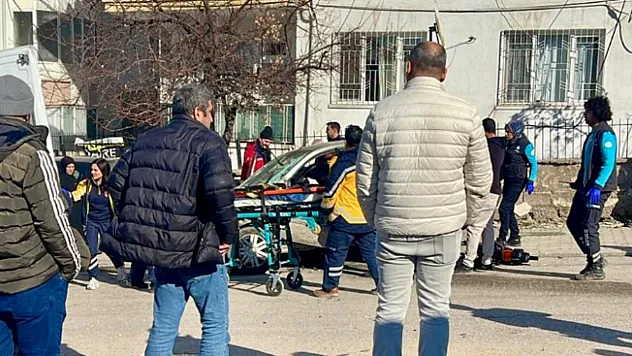 Malatya'da Trafik Kazaları: Belediye Otobüsü ile Otomobil Çarpıştı, 3 Yaralı