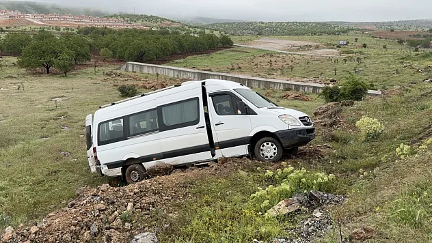 Malatya'da Yağış Kazayı Getirdi! Minibüs Şarampole Devrildi