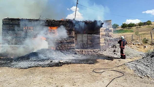 Malatya'da yangın: 6 ton saman yok oldu