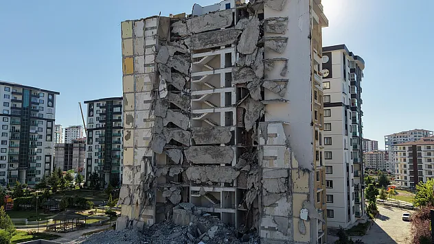Malatya'da Yıkım Krizi! İş Makineleri Bile Bu Binaya Karşı Yetersiz Kaldı