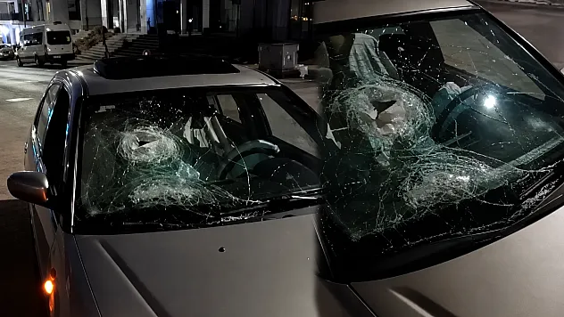 Malatya'da Yol Ortasındaki Tehlike! Tek Bir Çarpışma Aracı Hurdaya Çevirdi