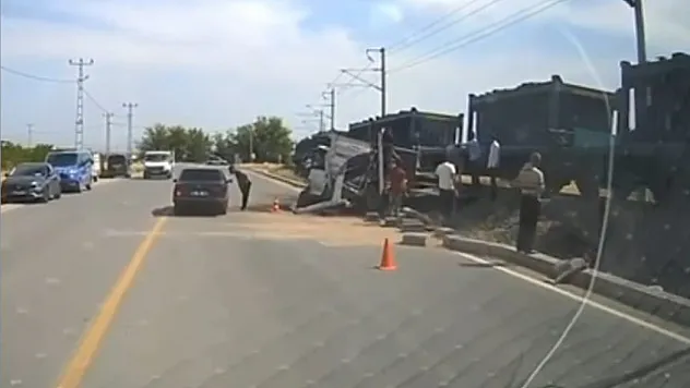Malatya'da yük treni kamyonete çarptı
