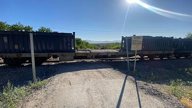 Malatya'da yük treni otomobile çarptı: 5 yaralı
