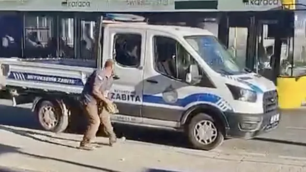 Malatya'da zabıta aracına kaldırım taşıyla saldırı!