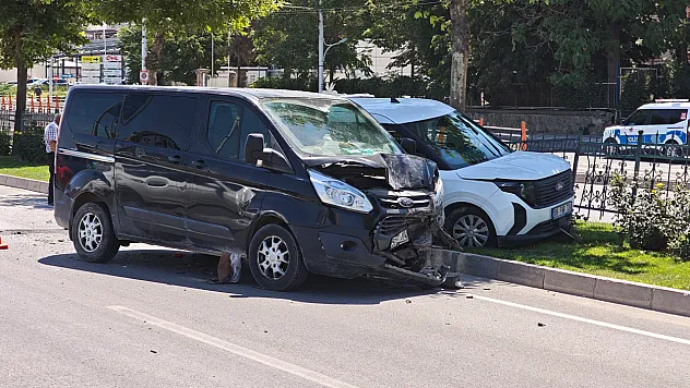 Malatya'da Zincirleme Kaza! Alt Geçit Çıkışında Can Pazarı, 3 Yolcu Hastaneye Kaldırıldı