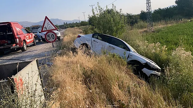 Malatya'da Otomobil Şarampole Yuvarlandı! Yaralılar Var