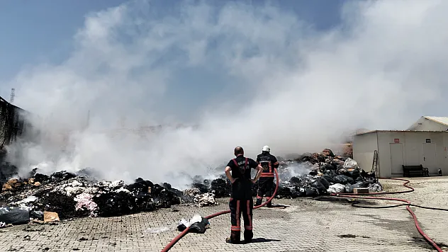 Malatya'daki Tekstil Fabrikasında Yangın Paniği! Alevler Büyümeden Söndürüldü