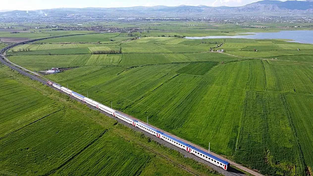 Malatya'dan Geçen Bu Tren Görenleri Hayran Bırakıyor!