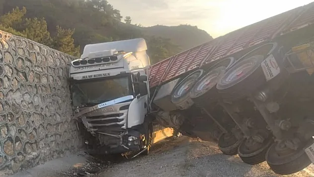 Malatya Doğanşehir'de Tır Devrildi: Sürücü Yaralı
