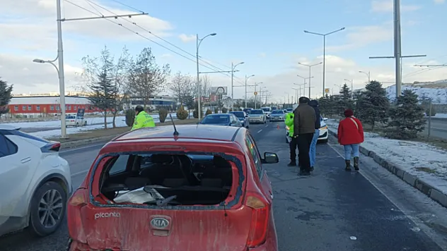 Malatya - Elazığ Yolun'da Kaza! Otomobil Savruldu, Tır Kayboldu