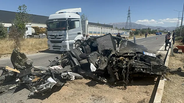 Malatya Havalimanı Yolunda Feci Kaza! Otomobil Tırın Altına Girdi