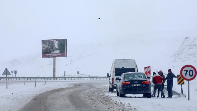Malatya-Kayseri Yolunda Kar Bariyeri: Tırlar Yolda Kaldı!