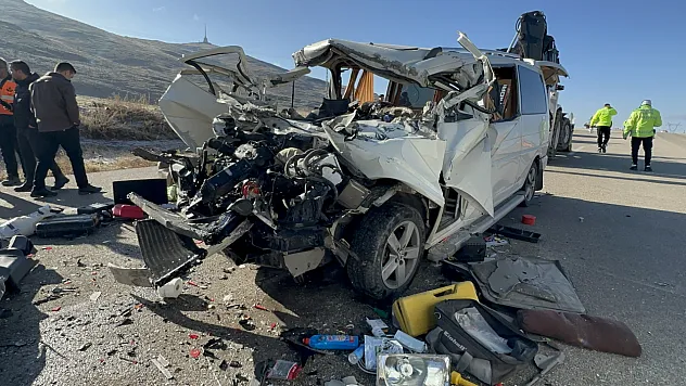 Malatya Kozluca Mevkiinde Minibüs Tıra Çarptı: 3 Ölü