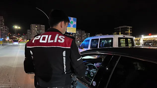 Malatya Polisi Sahada! İş Yerleri, Araçlar ve Parklar Tek Tek Denetlendi