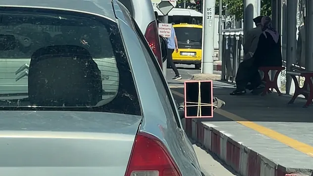 Malatya Sokaklarında İlginç Manzara! Dikiz Aynası Yerine El Aynası