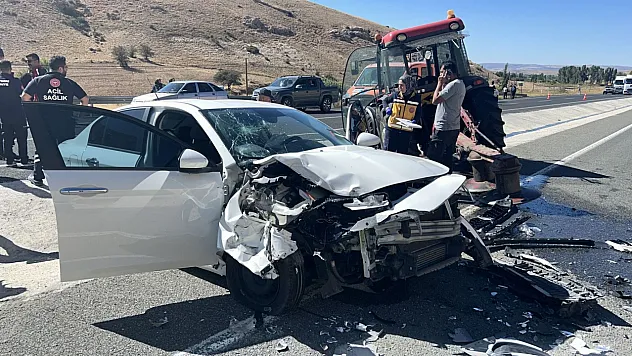 Malatya yolunda otomobil ile traktör çarpıştı: 4 yaralı