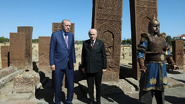 Malazgirt Zaferi'nin Yıl Dönümünde Erdoğan'dan Tarihi Mezarlığa Ziyaret!