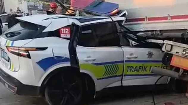 Manisa'da Feci Kaza: Polis Aracı Tıra Çarptı! 1 Polis Şehit Oldu, 1 Polis Yaşam Mücadelesi Veriyor