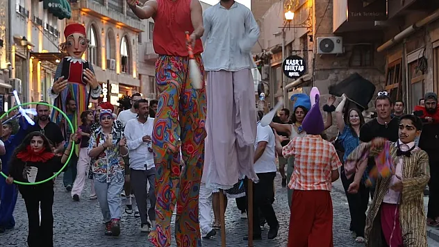 Mardin'de Renkli Başlangıç: 7. Uçan Halı Çocuk Festivali Coşkuyla Başladı