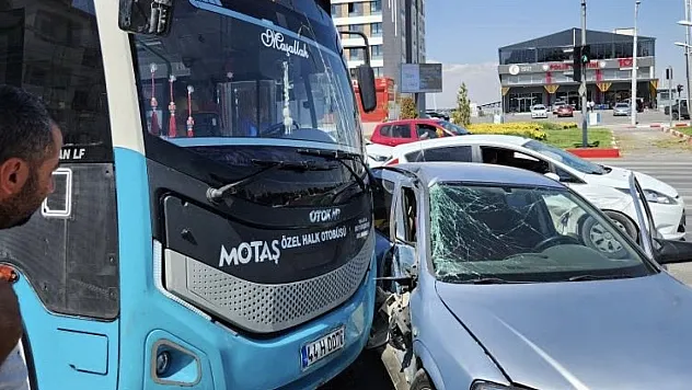 MAŞTİ kavşağında otomobil otobüse çarptı