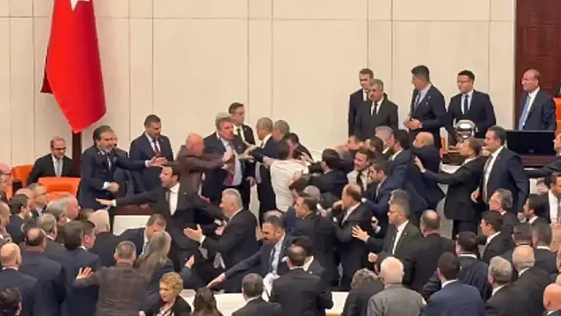 Meclis'te Yemin Töreni Kavga ile Bölündü