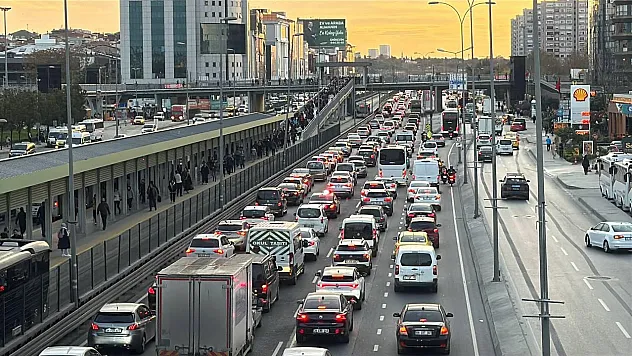 Megakentte Haftanın İlk Günü Trafik Çilesi! Yoğunluk Yüzde 75'e Tırmandı