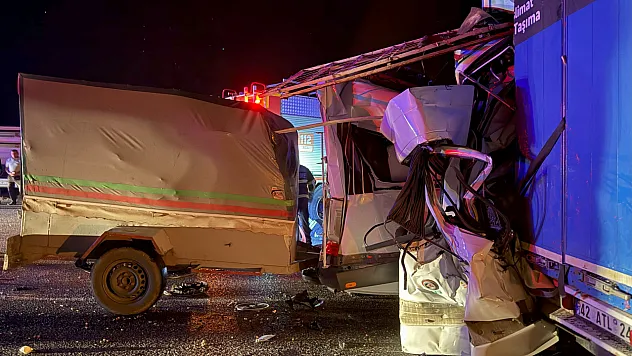 Mersin'de Feci Kaza: Tarım İşçilerini Taşıyan Minibüs Tıra Çarptı, 3 Ölü 16 Yaralı