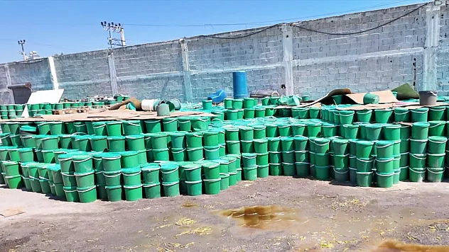 Mersin'de Şoke Eden Görüntü! 3 Bin 500 Kova Bozuk Turşu Ele Geçirildi